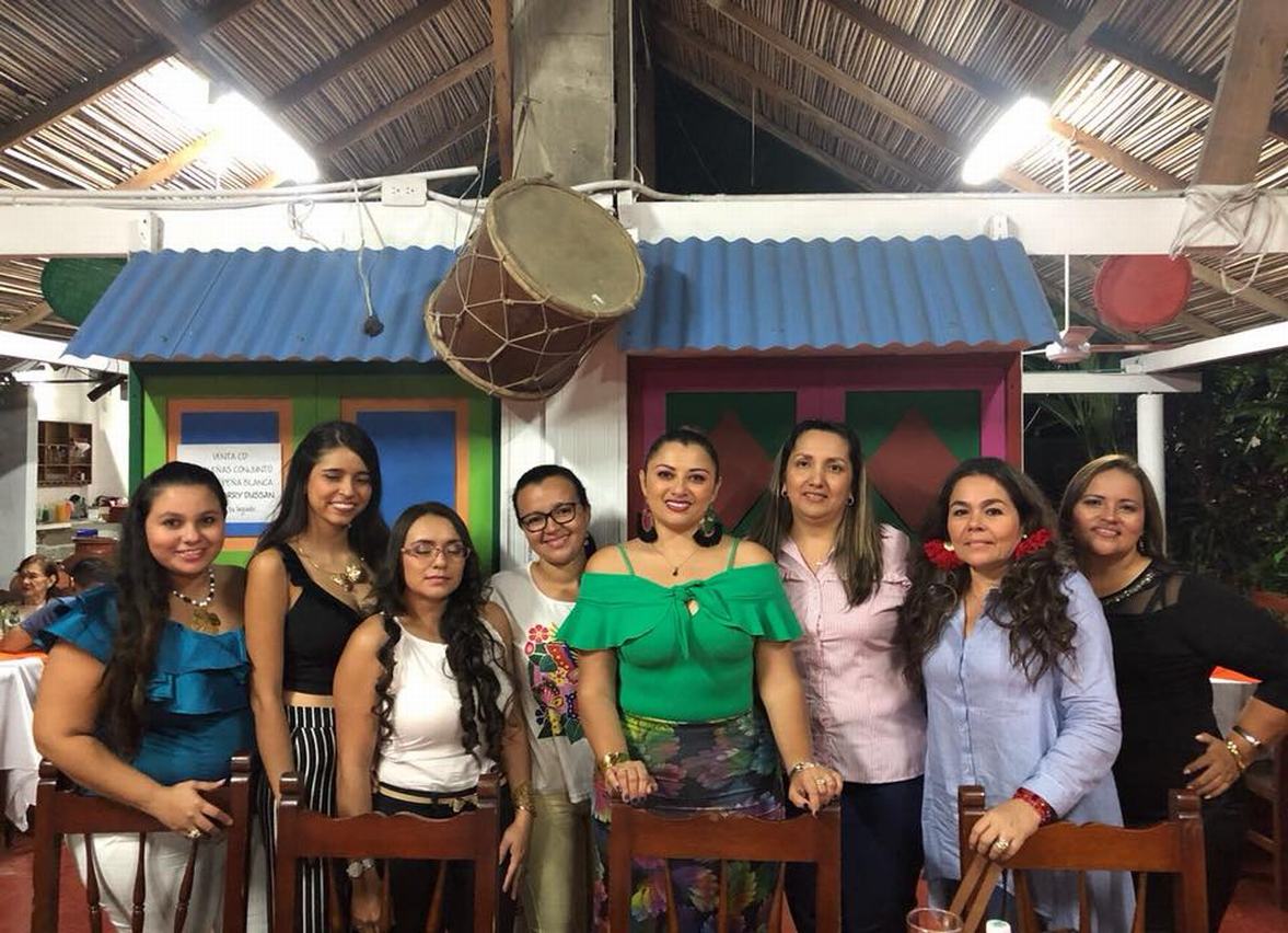 Andrea del Pilar Bautista junto a compañeros de trabajo.